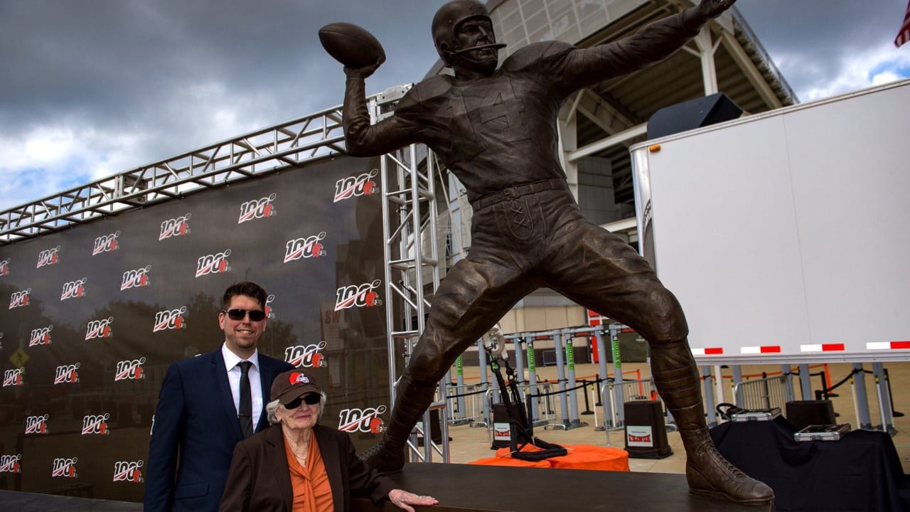 Otto Graham Statue Unveiled During Browns Nfl100 Fantennial