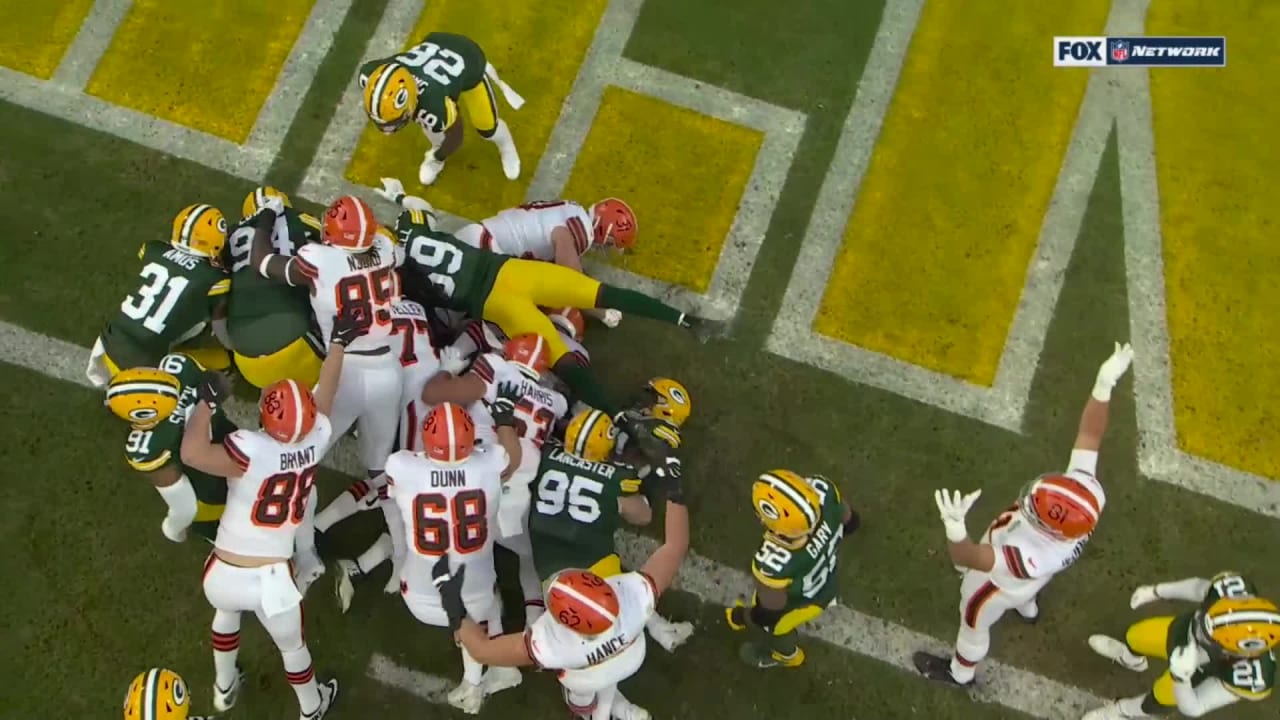 Nick Chubb Plows Through Goal-line Pileup For TD On Opening Drive