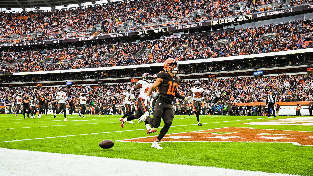 Cleveland Browns guard Hjalte Froholdt (72) stands on the sideline