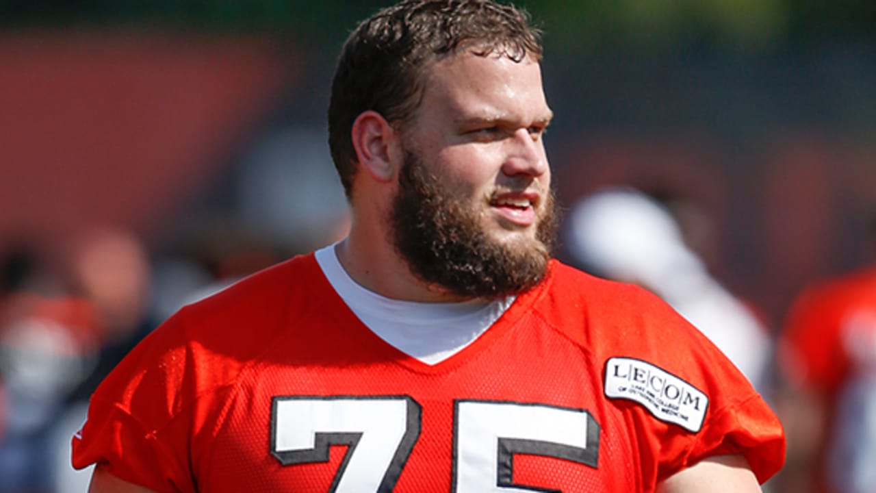 Need to Know: OL Joel Bitonio, Cameron Erving sidelined with injuries