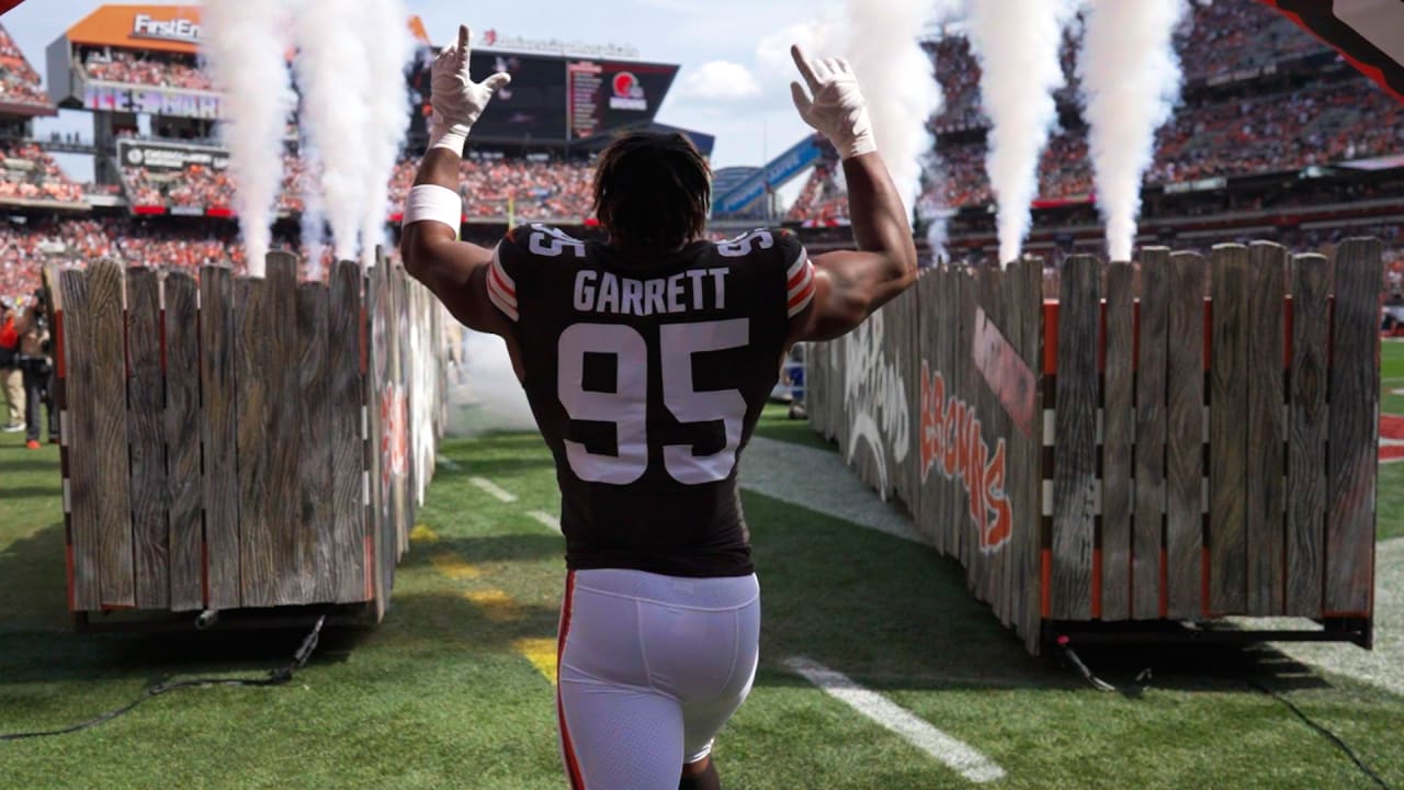 Denzel Ward surprises NFL Extra Points Cardmembers at the Browns