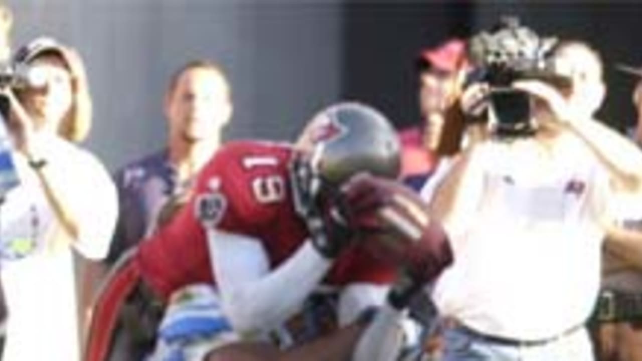 Tampa Bay Buccaneers' wide receiver Keyshawn Johnson (19) tries to