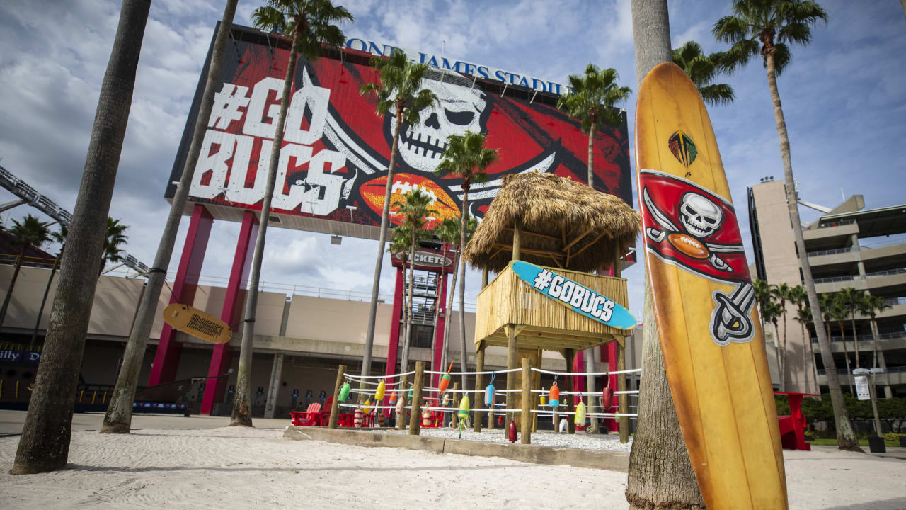 New Bucs player murals go up at Raymond James Stadium - Bucs Nation