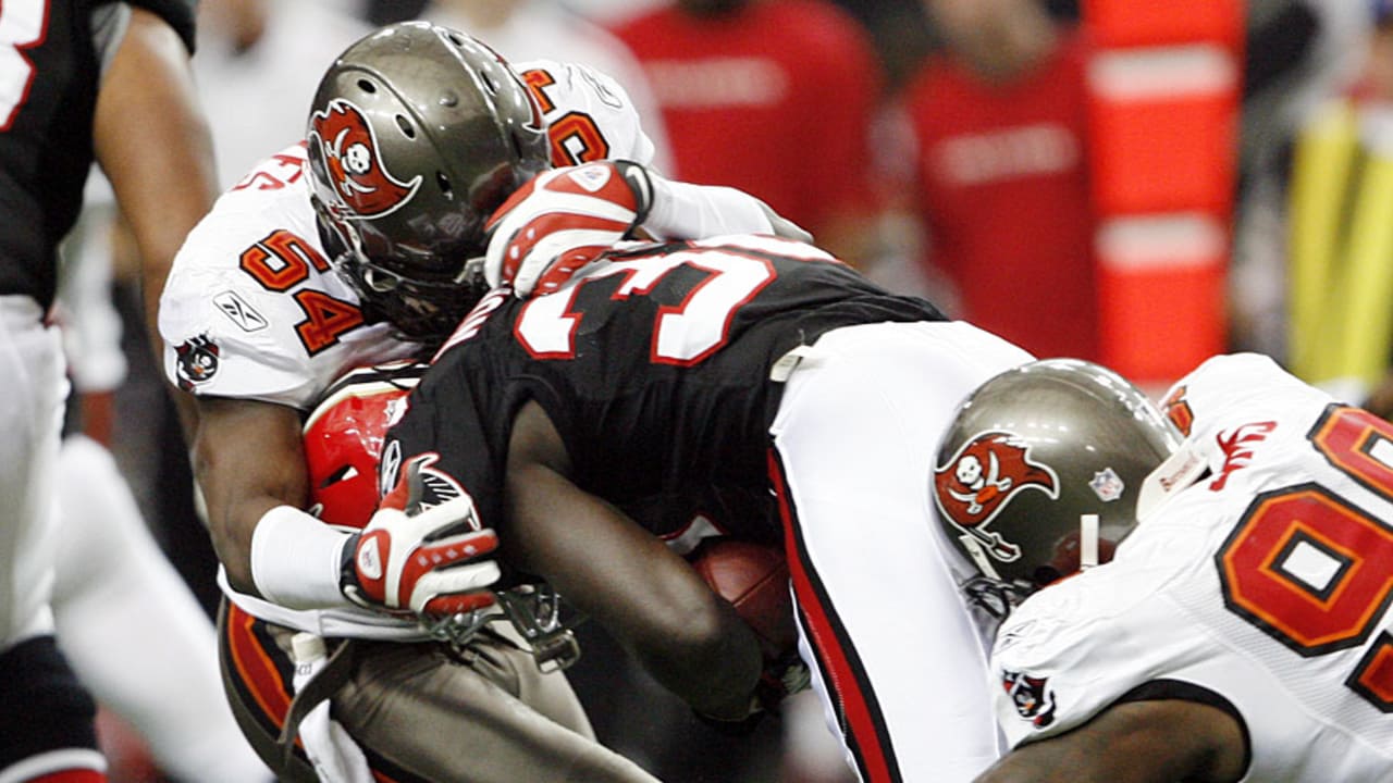 Tom Brady explodes at O-line on sideline as Buccaneers offense fizzles 