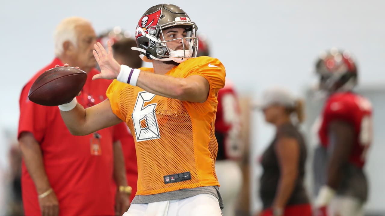 Bucs Re Sign Vincent Testaverde Activate Justin Evans From Pup