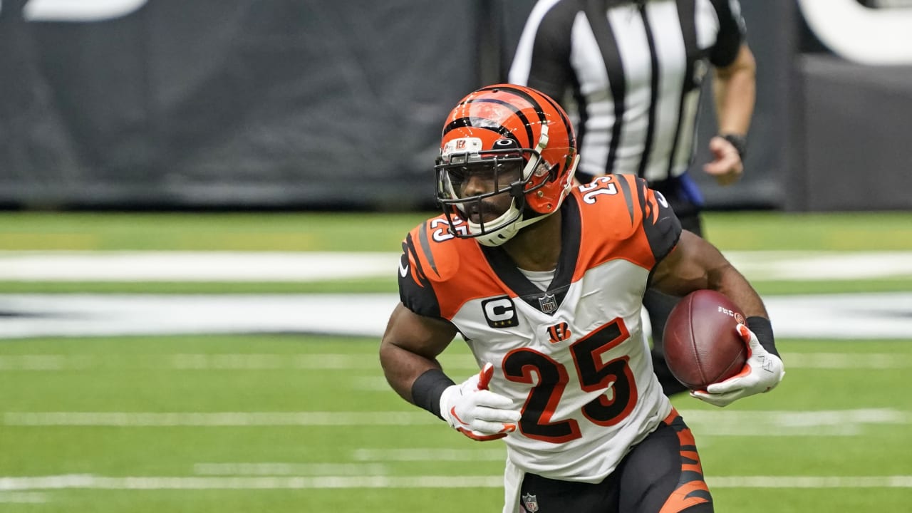 Saturday January 15, 2022: Cincinnati Bengals running back Joe Mixon (28)  warms up before the start of the NFL AFC Wildcard Playoff game between the  Las Vegas Raiders and the Cincinnati Bengals