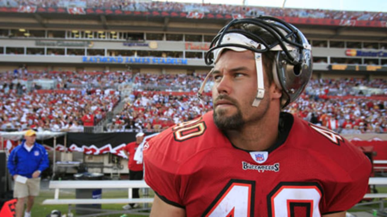 Tampa Bay Buccaneers' fullback Mike Alstott (40) walks off of the