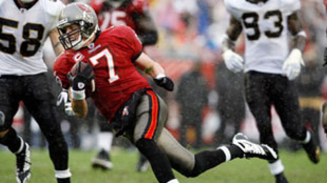 New Orleans Saints Scott Shanle jumps on Marques Colston after