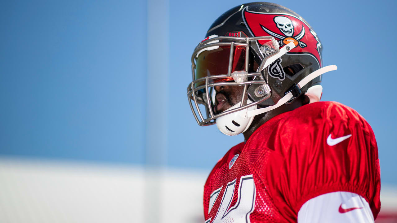 Tampa Bay Buccaneers linebacker Devante Bond reaches for a pass