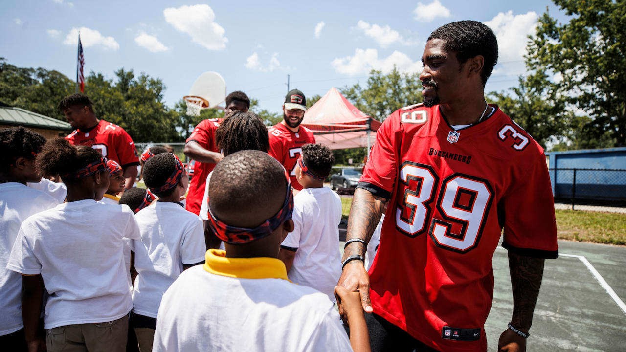 Buccaneers Players and Staff Join Hands with Tech Leader Jabil for "Day of Service" to Revitalize Recreation Center - Vimarsana News