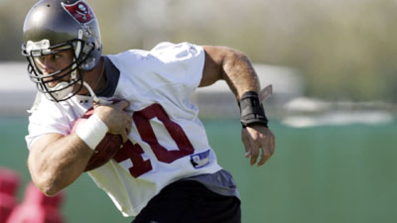 Tampa Bay Buccaneers' fullback Mike Alstott heads for the locker