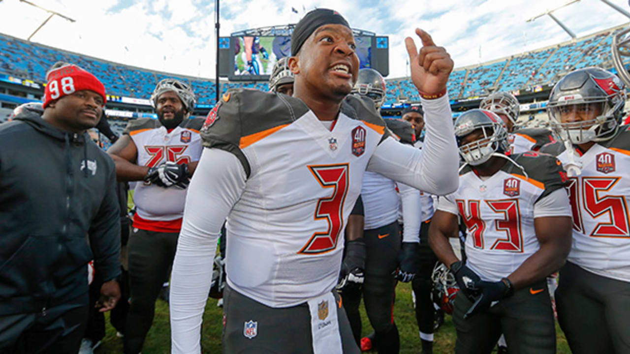 Skunk invades Cleveland Browns stadium during game vs. Bucs - ESPN