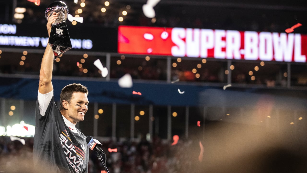 Brady-Gronk trophy pass wows Bucs' Super Bowl boat parade