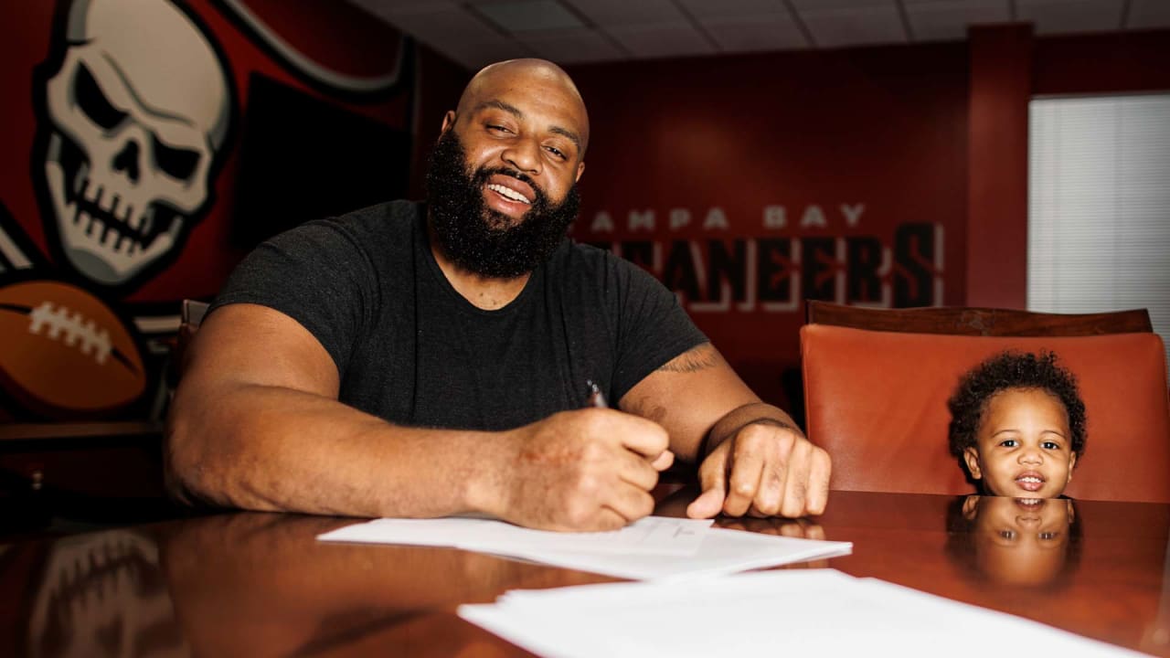 Buccaneers Sign DL Akiem Hicks