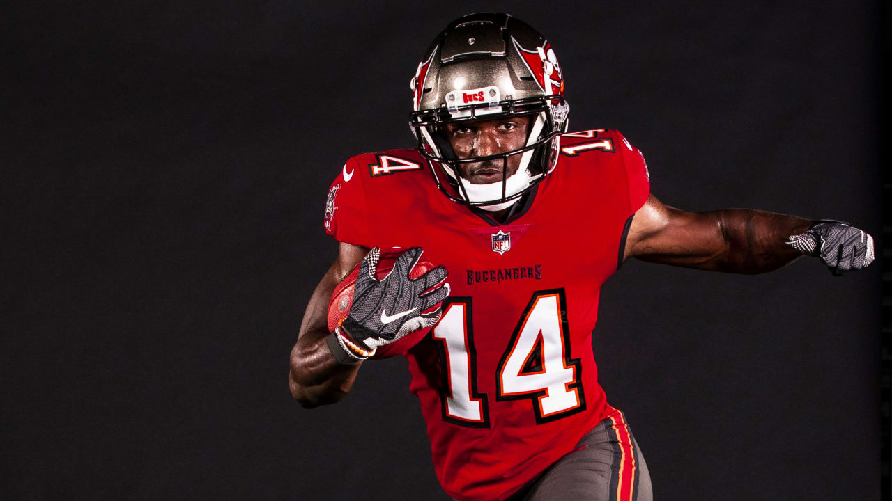 Veteran Tampa Bay Buccaneers Wide Receiver Chris Godwin Will 'Likely' Miss  Time With An Injury 