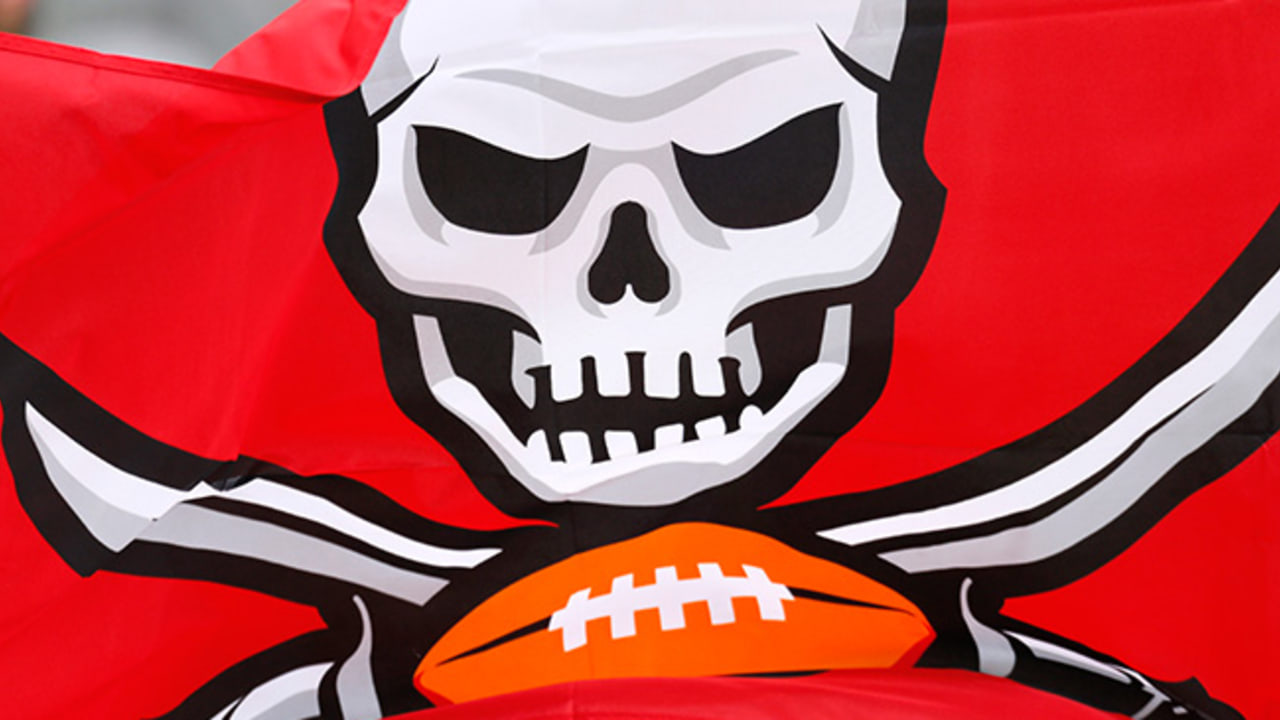 Buccaneers vs. 49ers: Giving out game skulls and planks