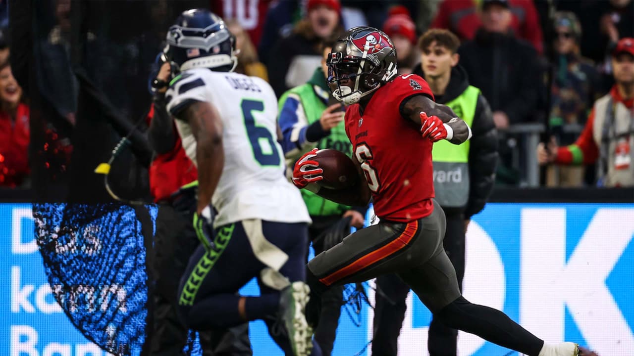 WATCH: Julio Jones makes leaping TD grab during 1st Bucs practice