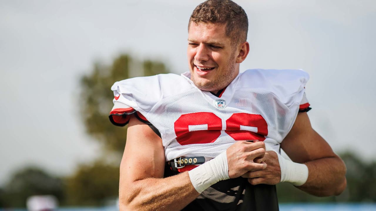 Tampa Bay Buccaneers linebacker Carl Nassib (94) warms up before an NFL  football game against the San Francisco 49ers, Sunday, Dec.11, 2022, in  Santa Clara, Calif. (AP Photo/Scot Tucker Stock Photo - Alamy