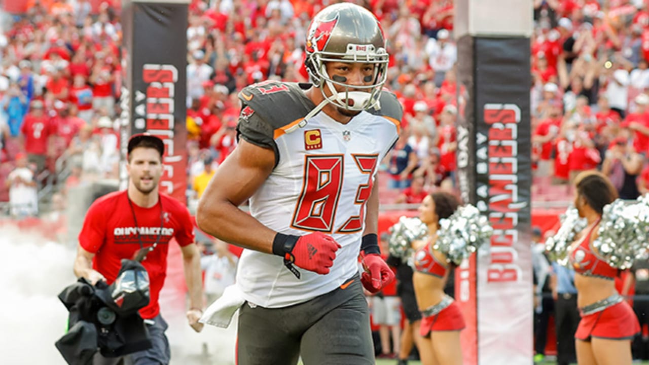 Buccaneers stuck in an impossible position with Mike Evans - A to