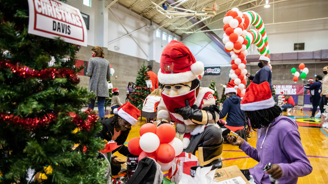 Bucs D-Line Still Delivers for Holiday Season - Vimarsana News