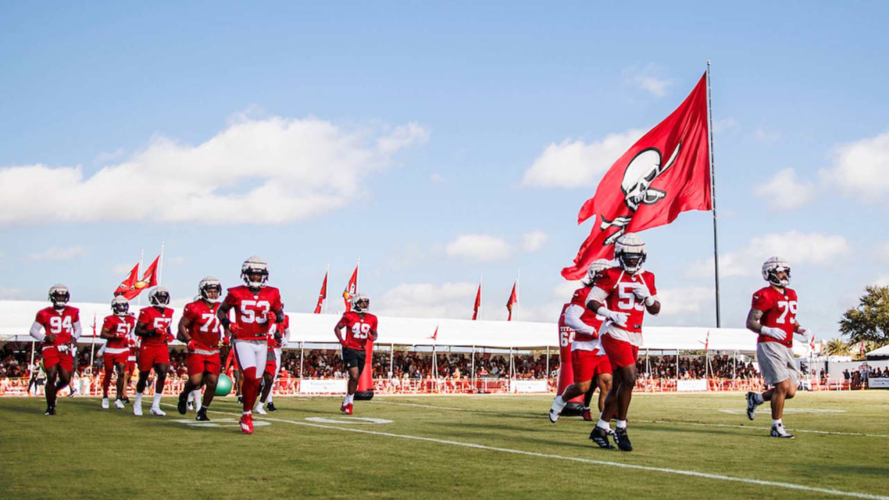 TAMPA, FL - AUGUST 13: Tampa Bay Buccaneers tight end Ben Beise (89) warms  up before the preseason game between the Miami Dolphins and the Tampa Bay  Buccaneers on August 13, 2022