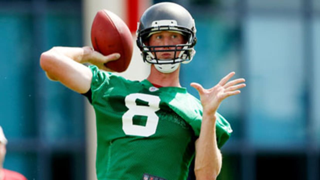 Bucs bench QB Freeman, turn to rookie Glennon