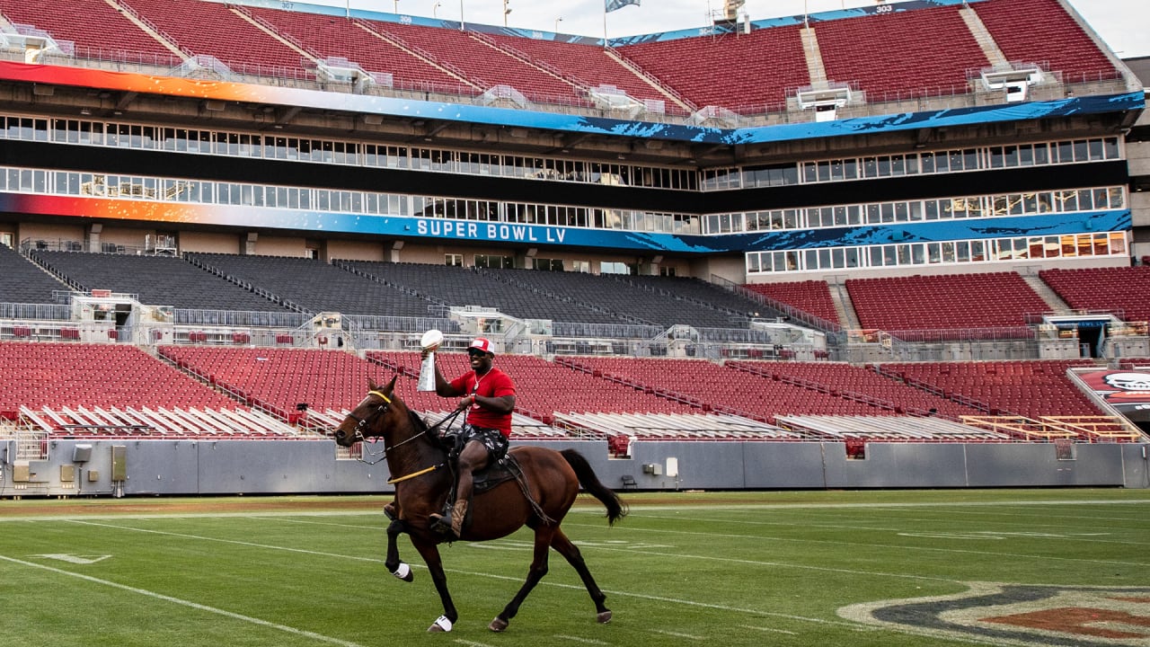 WATCH: Devin White takes victory lap on horse in Raymond James Stadium