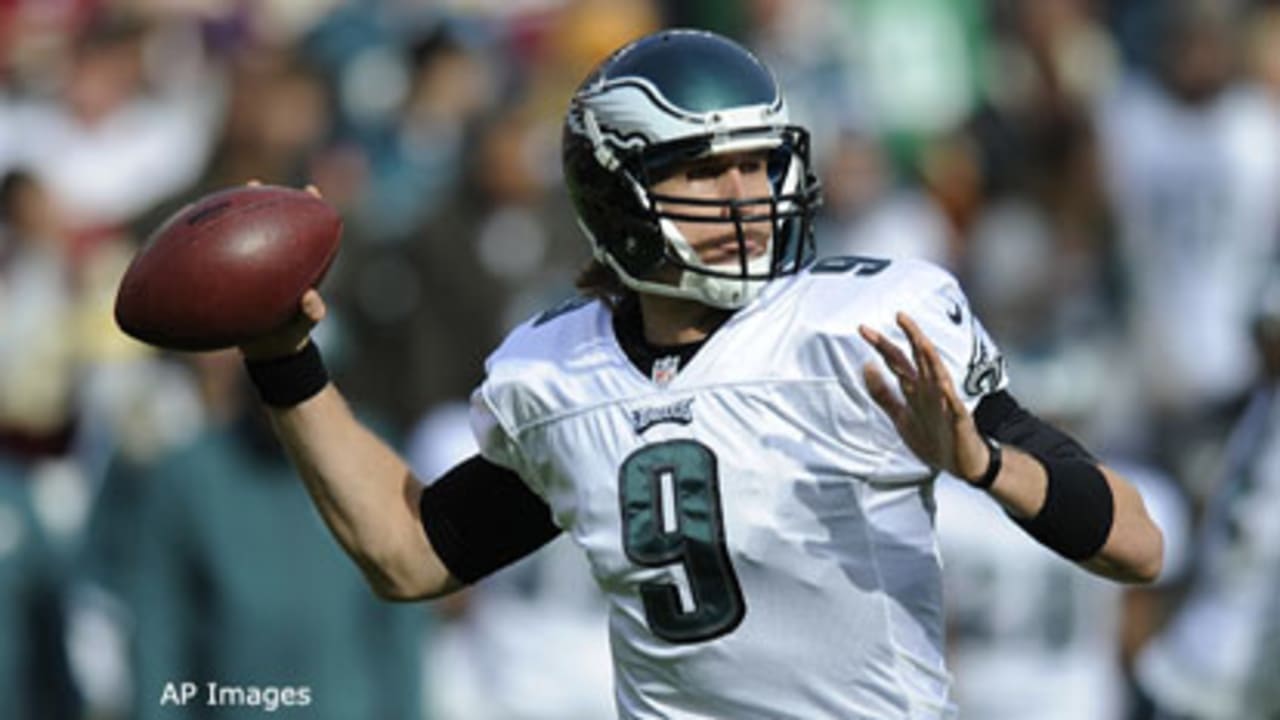 Michael Vick believes that Nick Foles should remain the Eagles