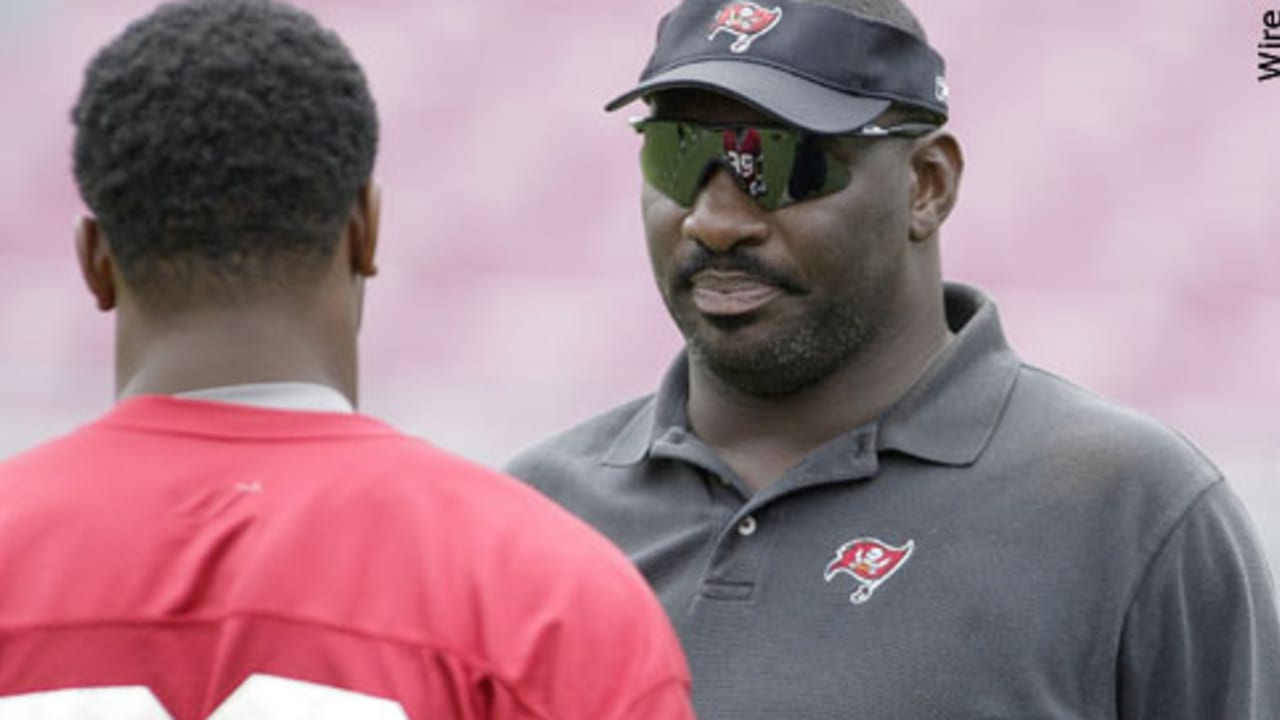 Tampa Bay Buccaneers: What if Hugh Culverhouse paid Doug Williams?