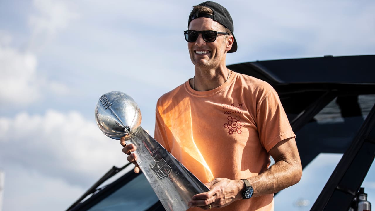 Tom Brady tosses Lombardi Trophy to Gronk's boat during Super Bowl victory  parade, Trending