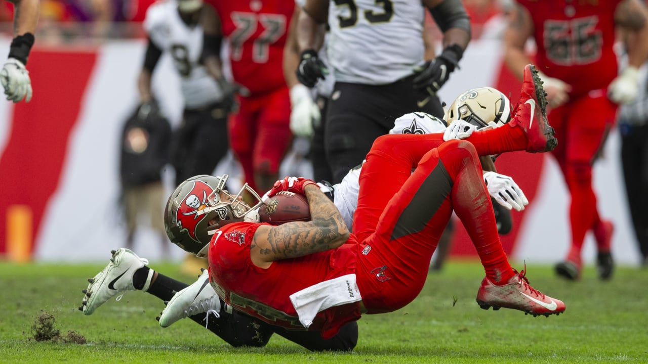 Drew Brees Finishes Off Drive w/ TD Pass to Zach Line to Extend