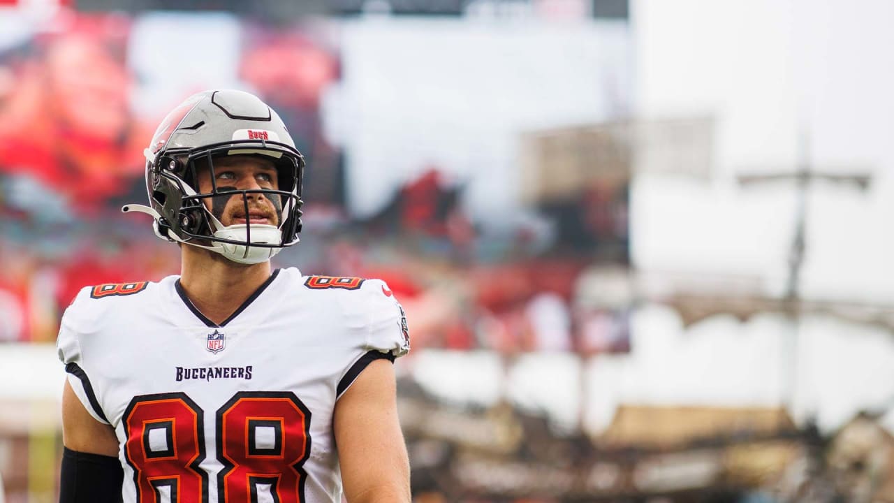 Bucs sign tight end Cade Otton to rookie contract