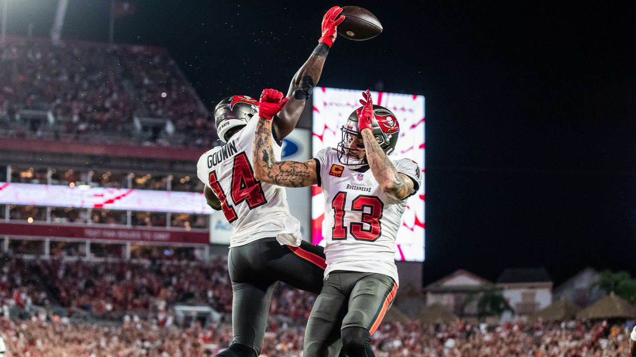 Tampa Bay Buccaneers wide receiver Mike Evans elevates for leaping 22-yard  grab over two New Orleans Saints defenders