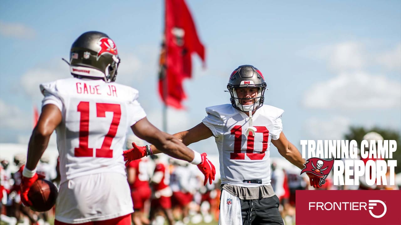 TAMPA, FL - AUG 02: Tampa Bay Buccaneers tight end Kyle Rudolph (8) runs  upfield during the Tampa Bay Buccaneers Training Camp on August 02, 2022 at  the AdventHealth Training Center at