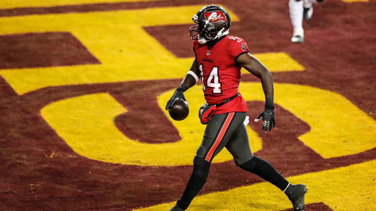 Tampa Bay Buccaneers wide receiver Chris Godwin takes off after the catch  for 42-yard gain in fourth quarter