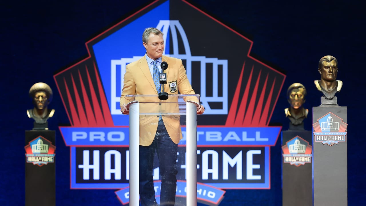 Lynch looks back at legendary career during Hall of Fame speech - Bucs  Nation