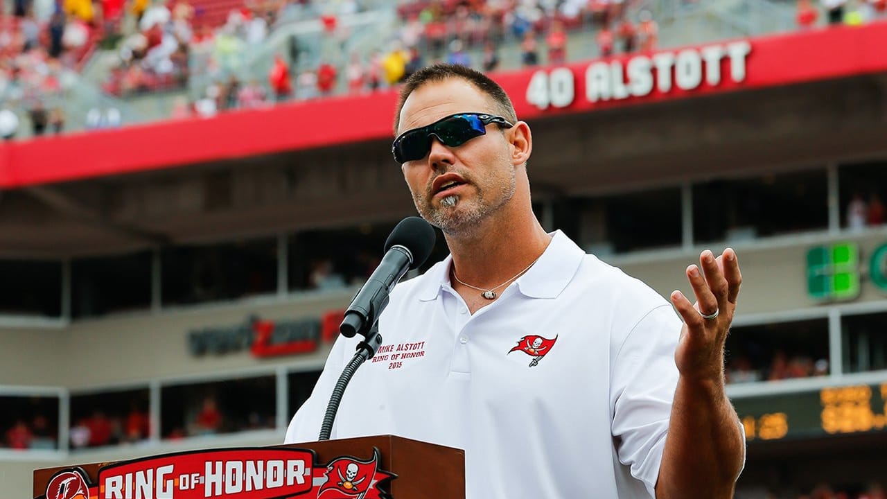 Buccaneers legend Mike Alstott recognized as Lightning Community