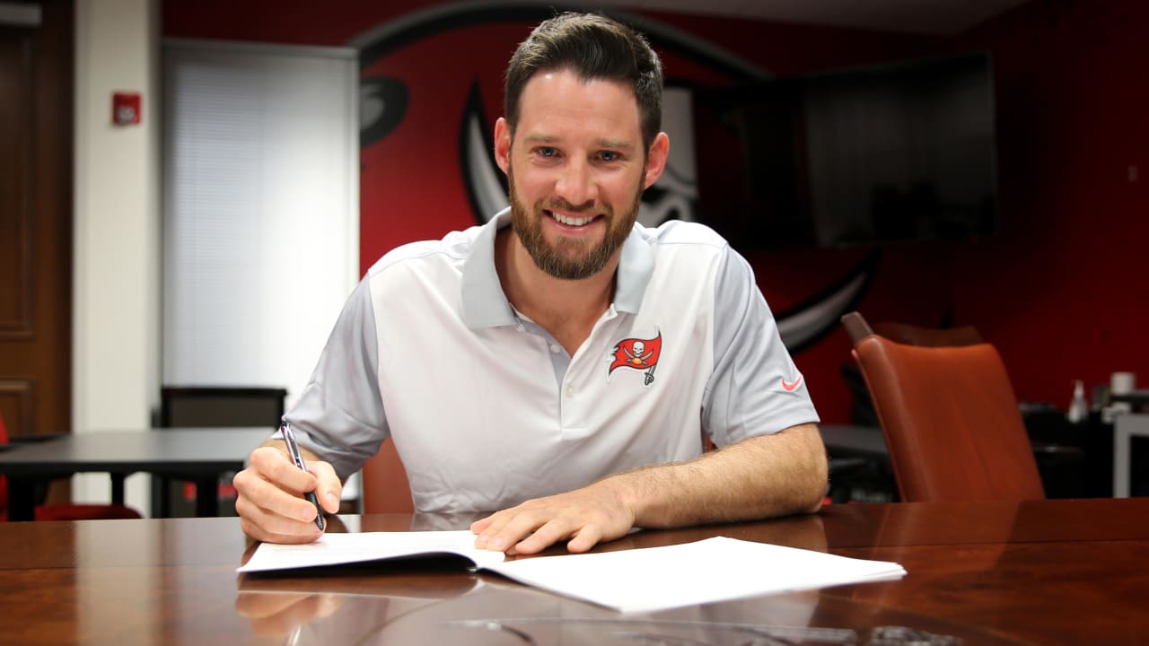 Buccaneers re-sign backup quarterback Ryan Fitzpatrick