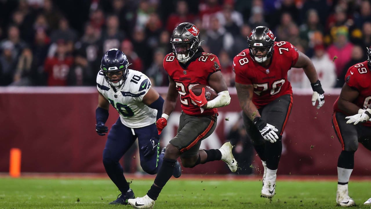 Tampa Bay Buccaneers running back Rachaad White (29) lines up