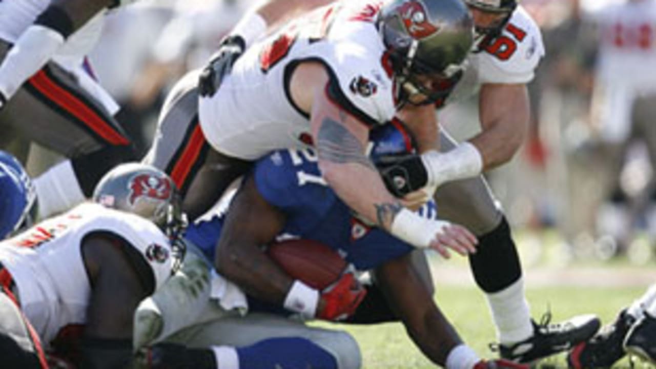 New York Giants Reuben Droughns is tackled by Washington Redskins