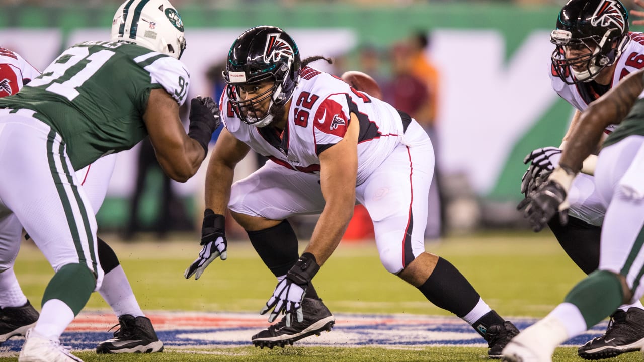 Buccaneers Sign Guard Salesi Uhatafe Place S Dcota Dixon