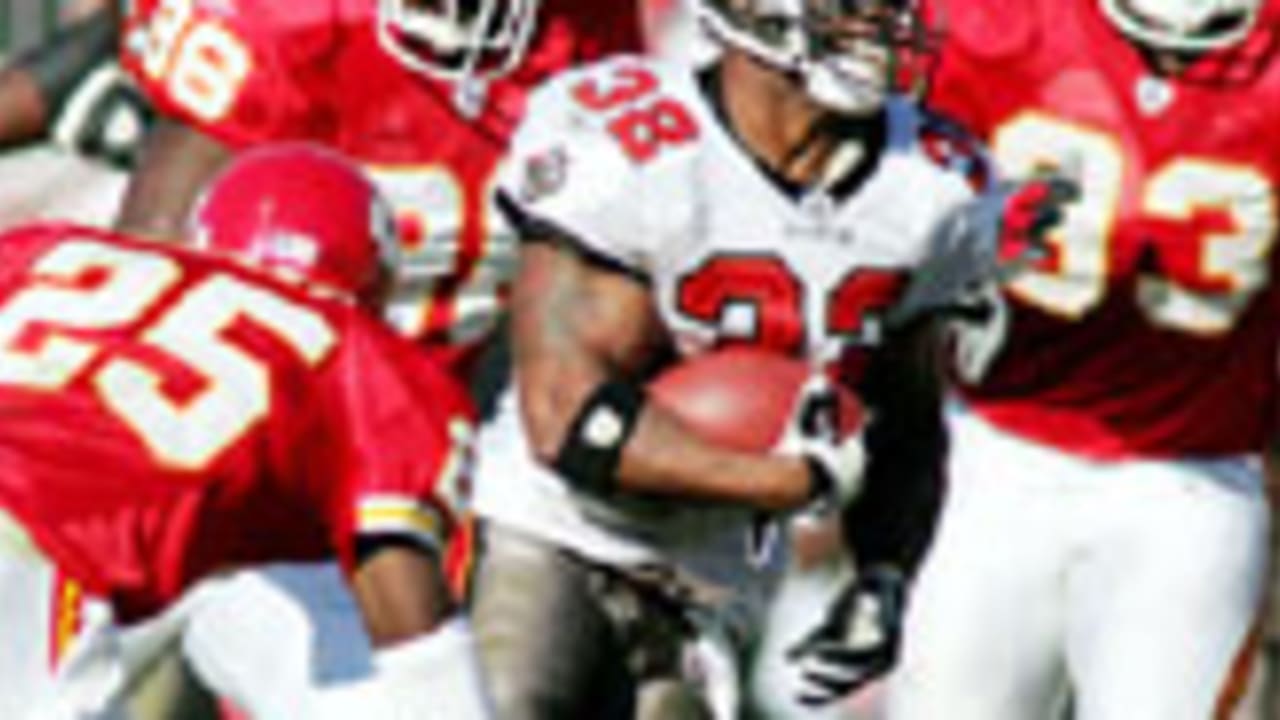 Kansas City Chiefs players Priest Holmes (31) and Jason Dunn (89