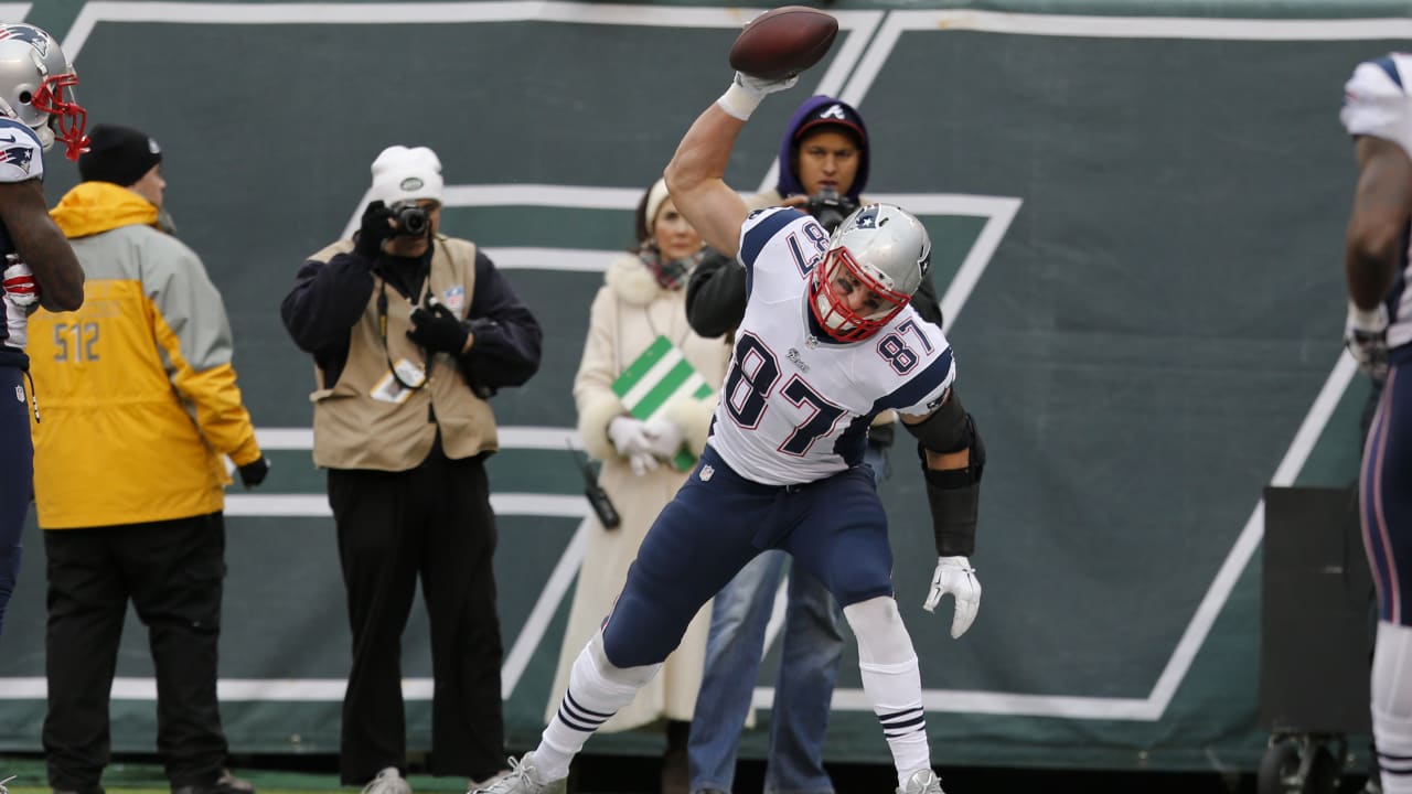 Video: Rob Gronkowski had great reaction to Bucs' Super Bowl ring