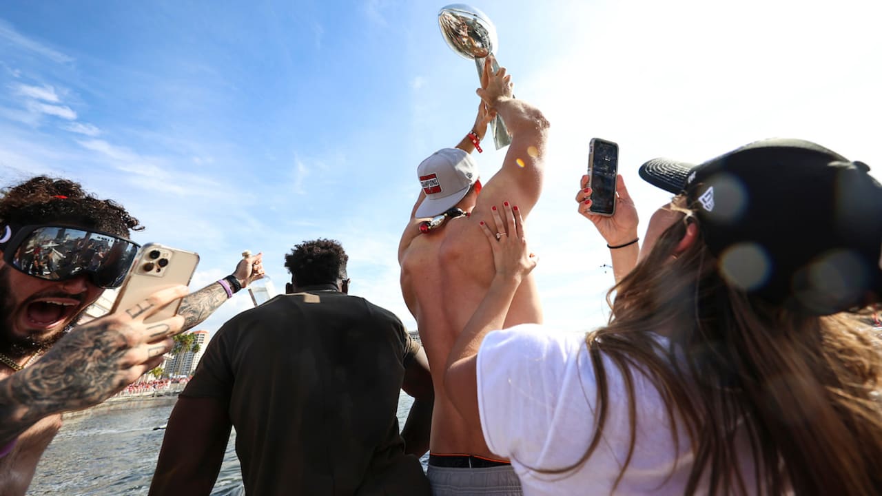 Tom Brady tosses Lombardi Trophy to teammates during Super Bowl LV