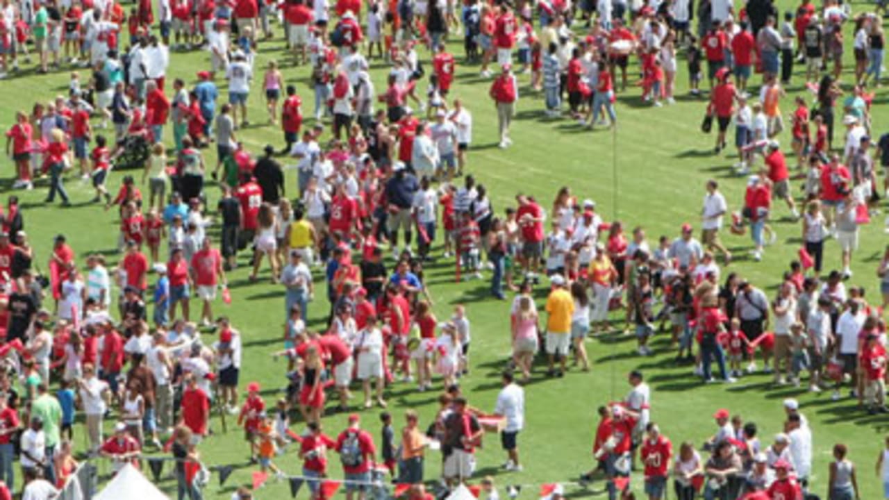 Autographed CADILLAC WILLIAMS Tampa Bay Buccaneers Photo - Main Line  Autographs