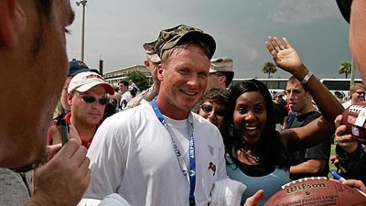 Tampa Bay Buccaneers hold pre-game practice at MacDill AFB > Air Force >  Article Display