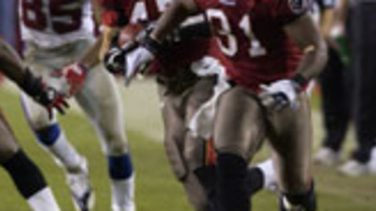 NY Giants runningback Tiki Barber runs down the sideline. The