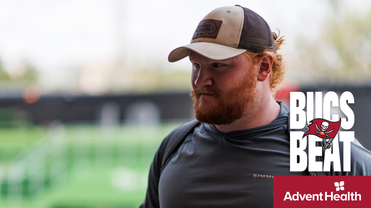 Shaq Barrett wears a 'Bucco Bruce Arians' shirt to training camp