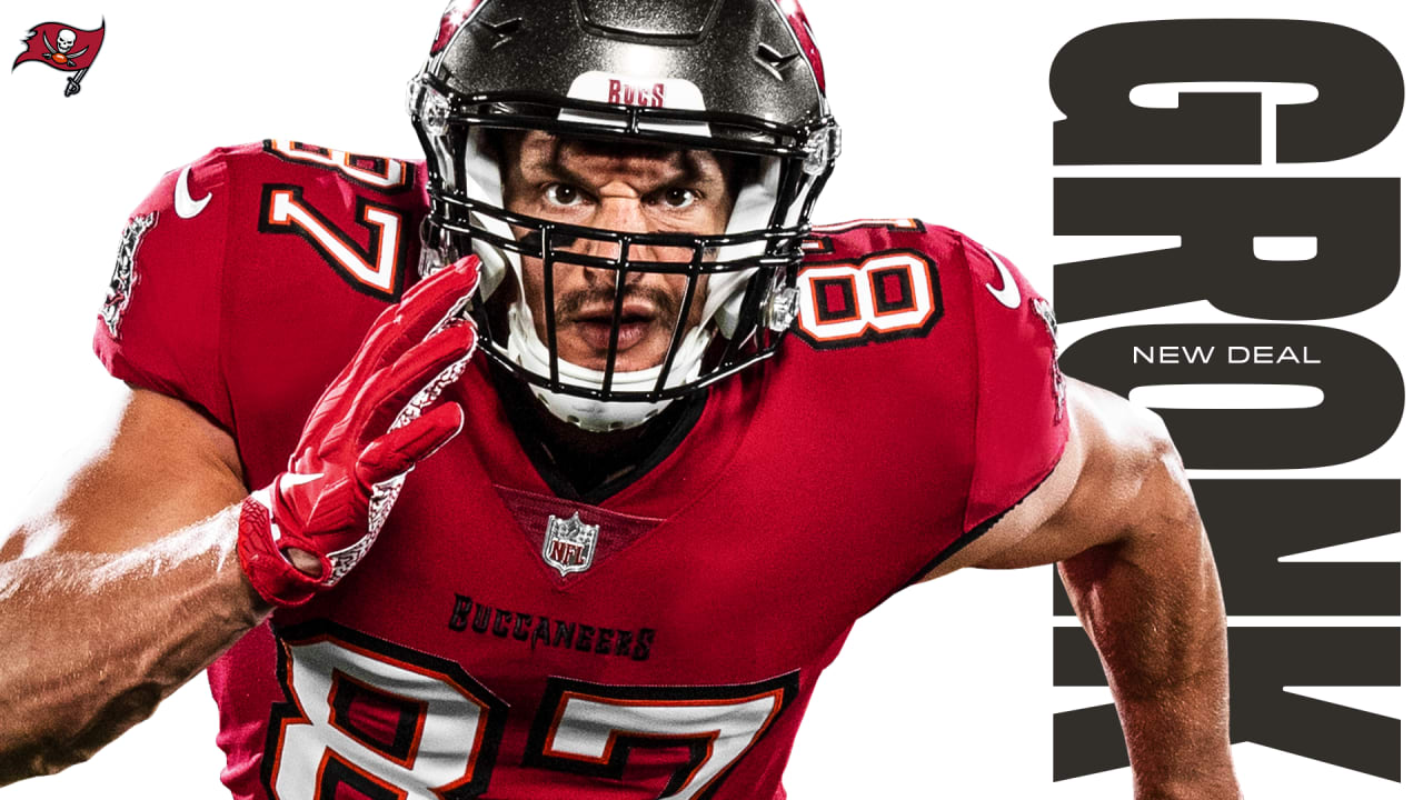 It's official: Bucs re-sign Rob Gronkowski