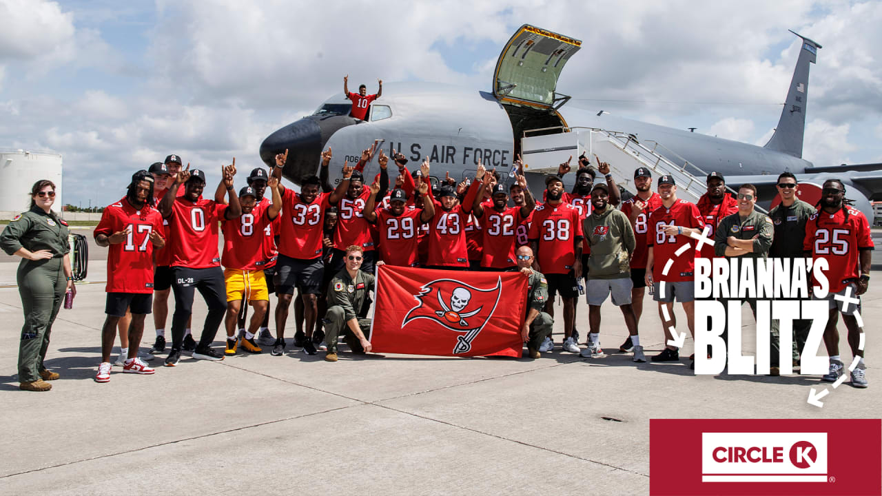 Pro Bowlers sign autographs for service members after practice > Air Force  > Article Display